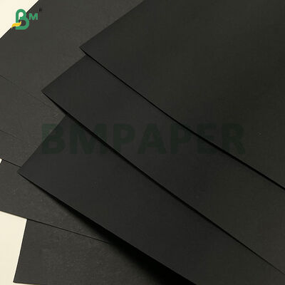 Etichetta appendibile in cartoncino nero 310gsm con texture premium 889*635mm